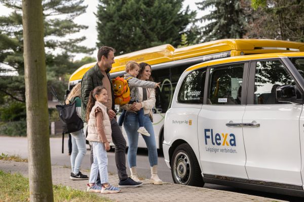 Flexa<br />
Gebietserweiterung Mölkau<br />
allg. Motive Familie vor einem Flexa-Fahrzeug